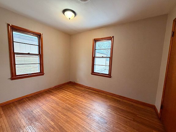 5th image of 842 Lake St