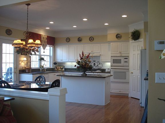 New $6,000 Quartz Silestone Countertops. Hdwd floors. Gas cooktop. Pantry.