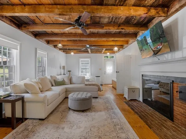 15 Carver St, Halifax, MA 02338