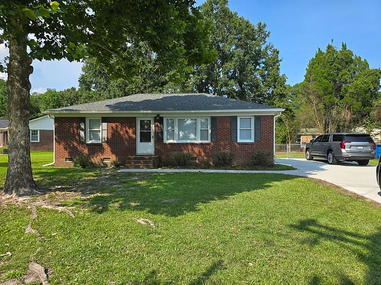 300 Mary Scott Dr — Photo 2