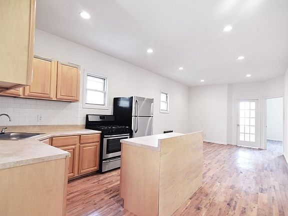 5th image of 58 Conselyea St #3L