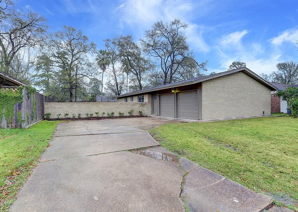 1st image of 13327 Hollypark Dr