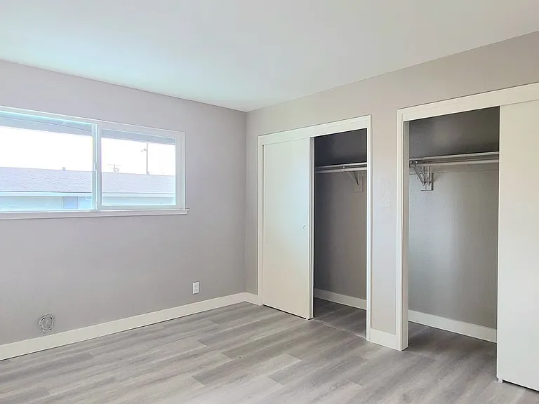 Montrose Apts — Photo 14