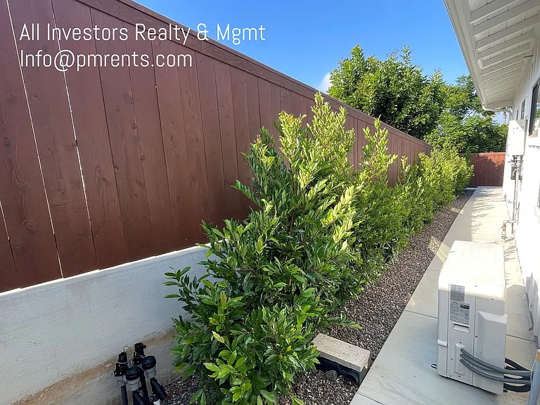 2425 Dunstan St — Photo 21