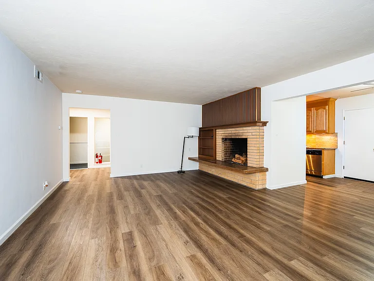Bellevue Towers Apartments — Photo 16