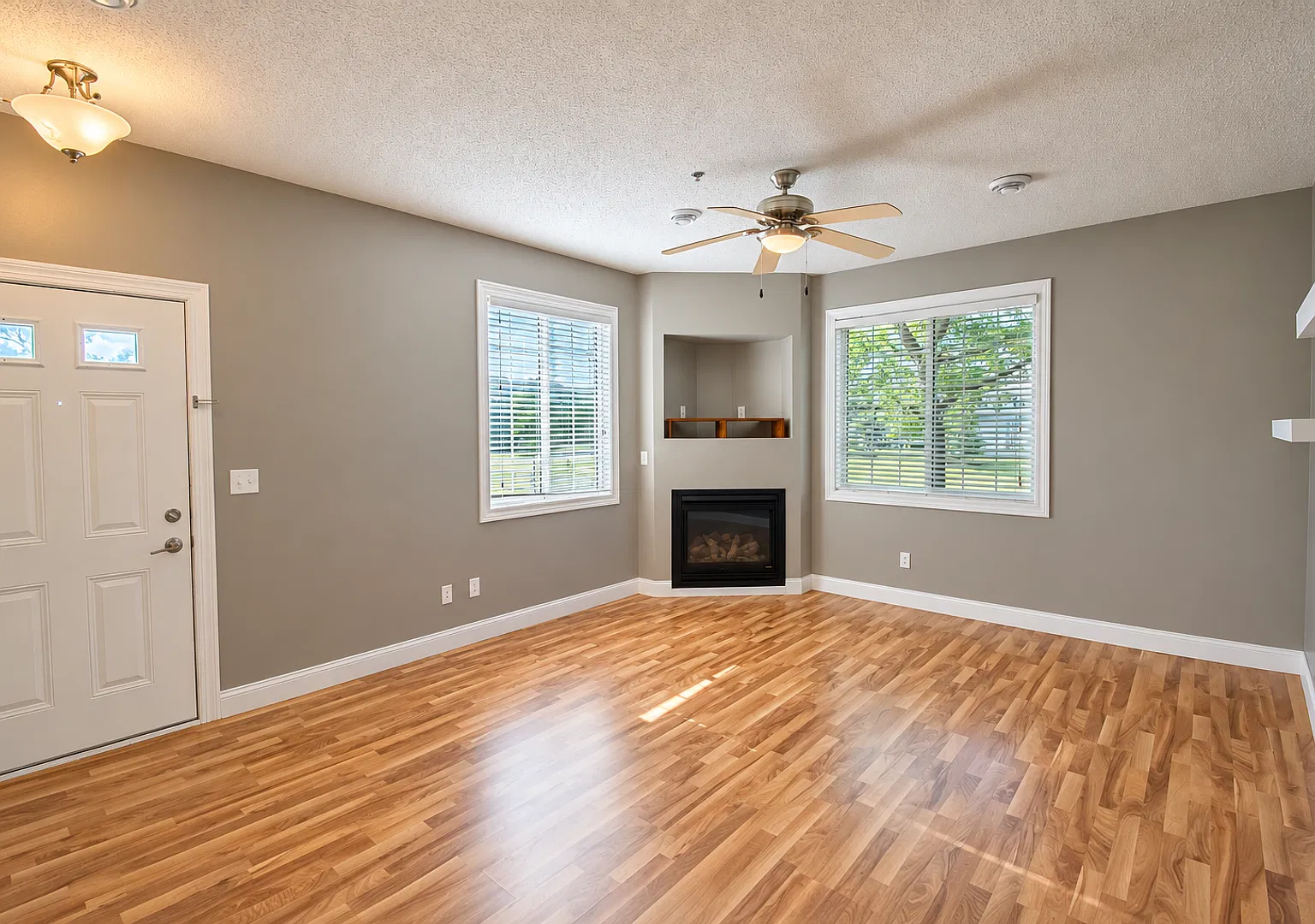 Beautiful Boulder Ridge end unit townhome w/upgrades throughout! — Photo 2