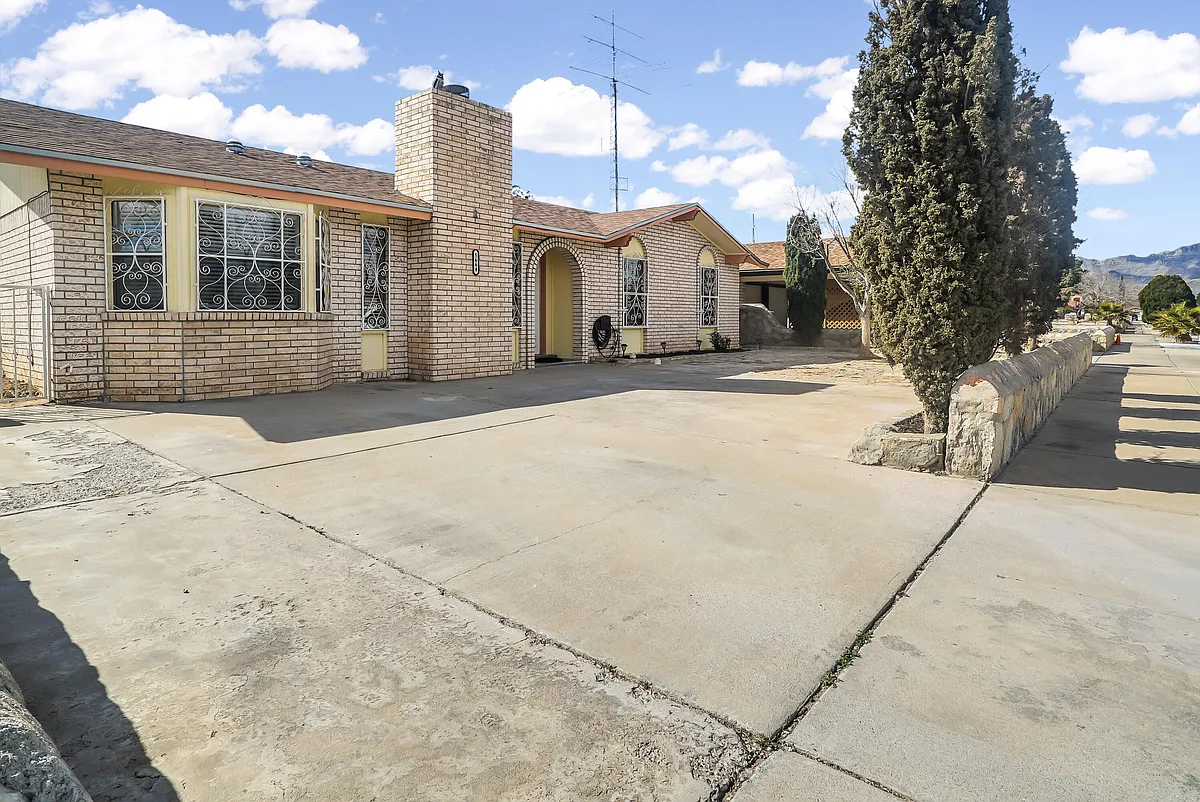 Building Photo - 5664 Longview Dr