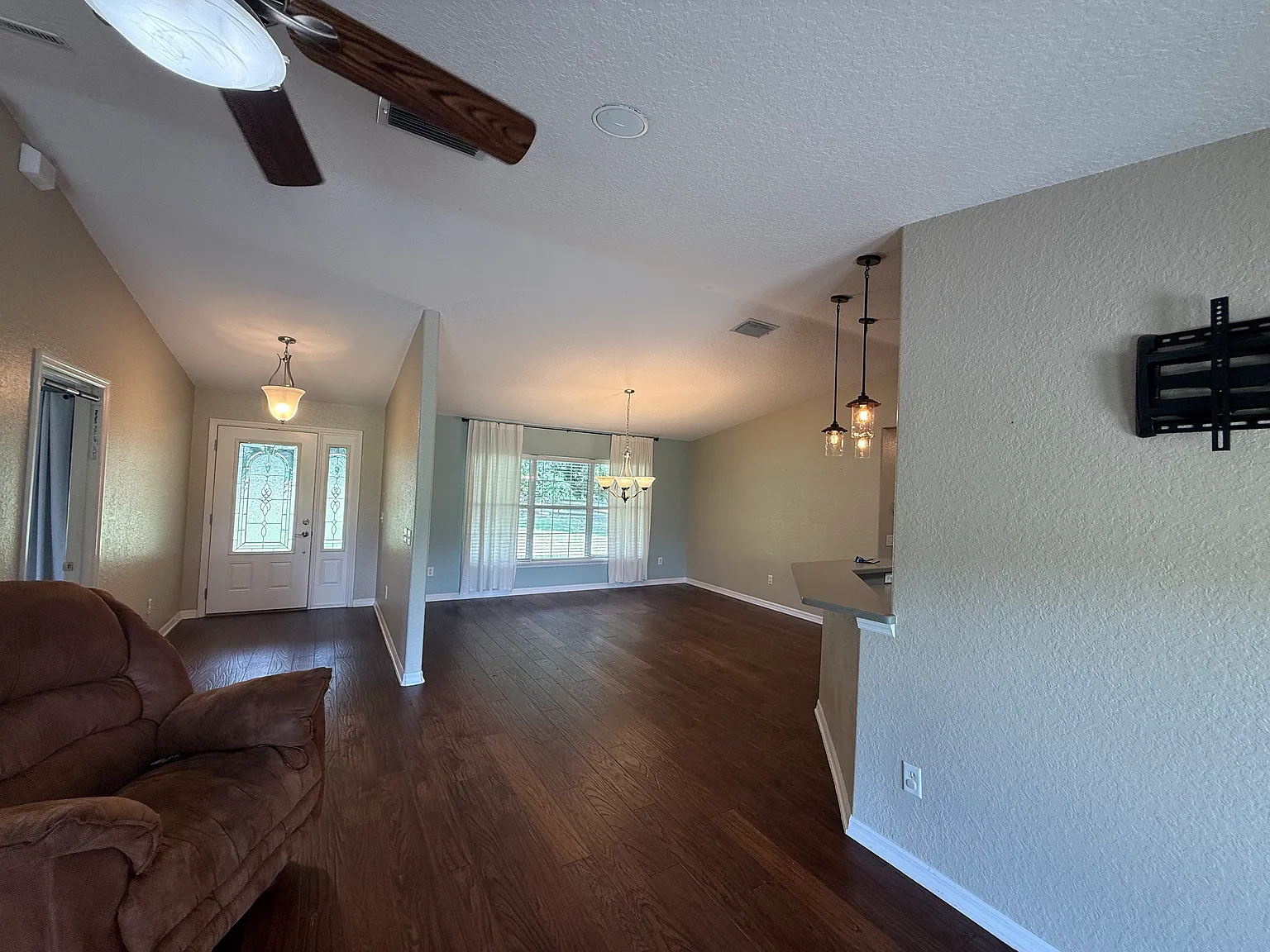 3 bed, 1832 sqft, $2,100 — Photo 4