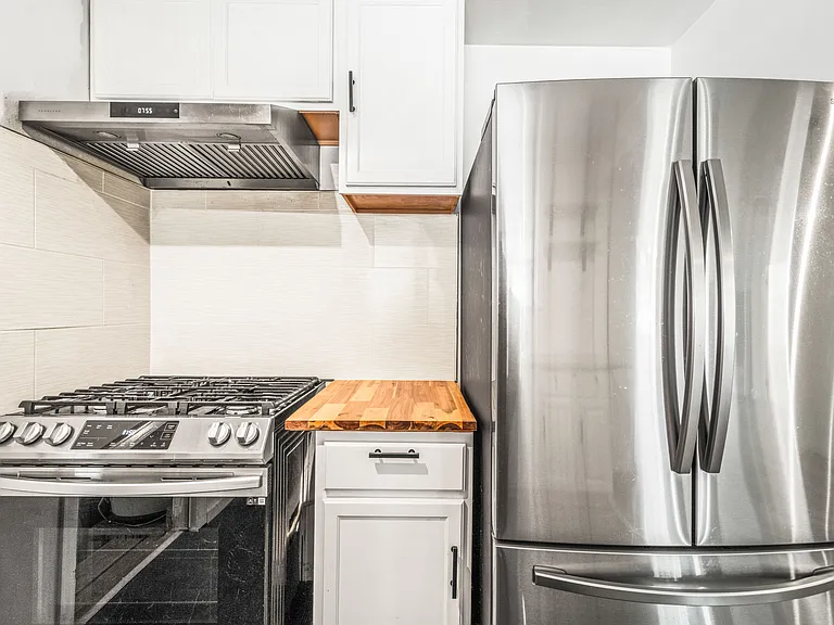 560 Russell St — Photo 13
