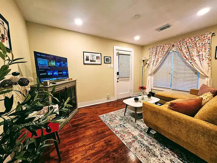 1026 Euclid St — Photo 3