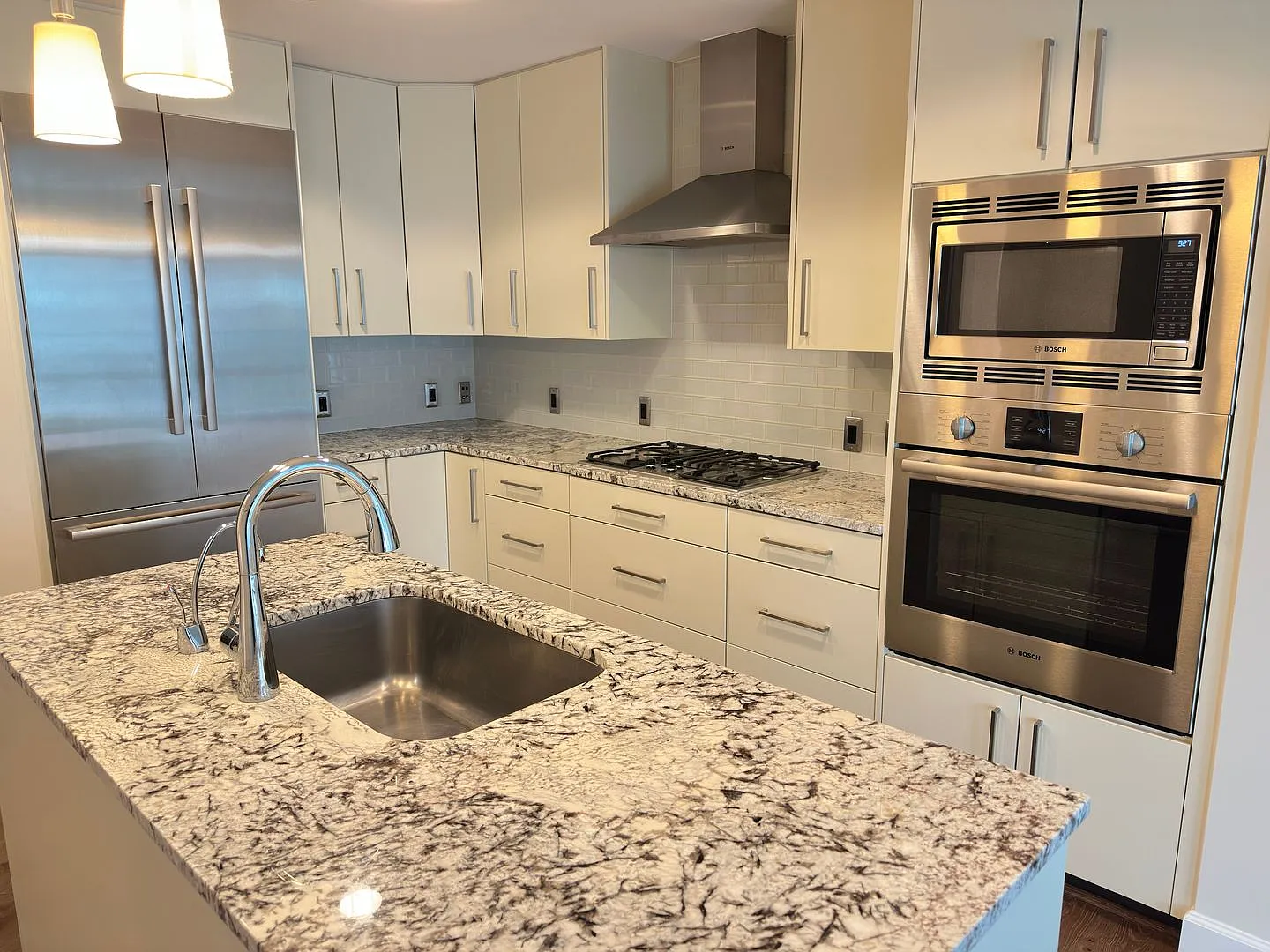 Stunning 2 bed (Primary bedroom + den w/closet), 2 bath condo located in the heart of downtown Be... — Photo 3