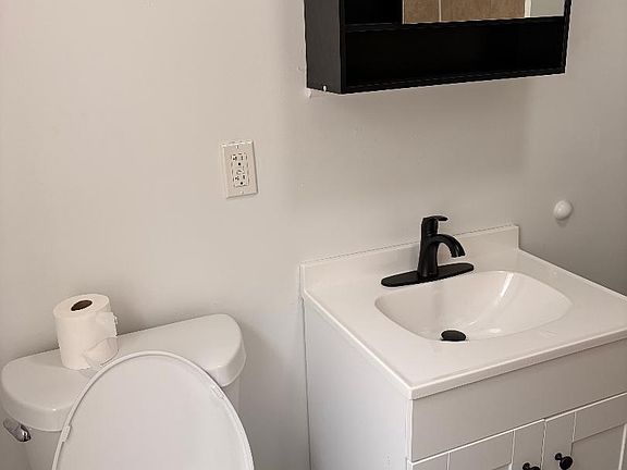 4th image of 49 Smith St Floor 2