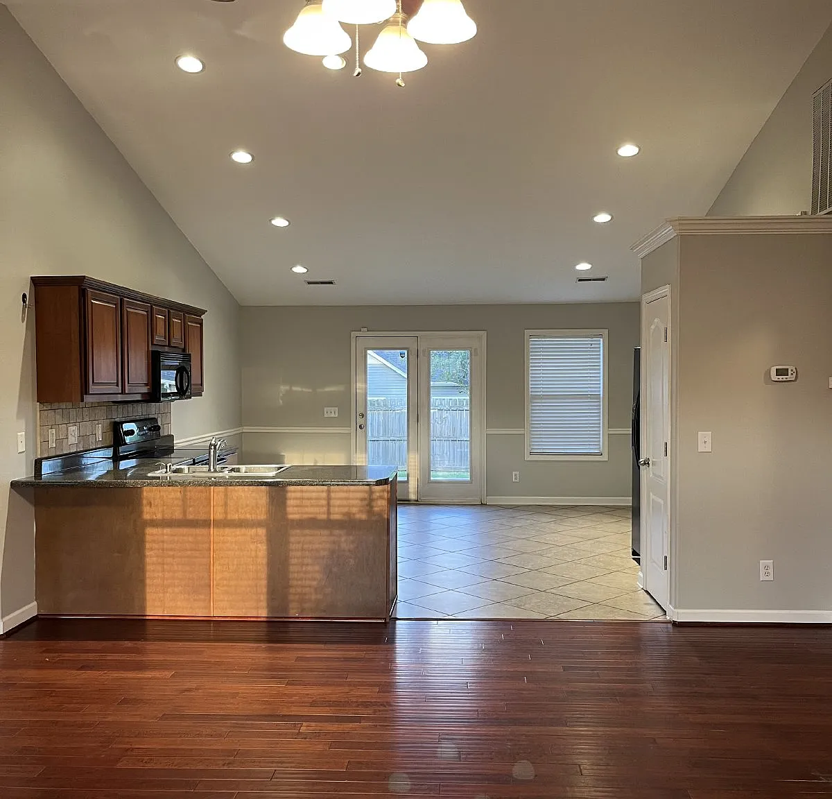 3 bed, 2.0 bath, 1548 sqft, $2,100 — Photo 4