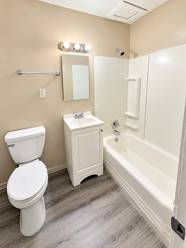 4 bed, 1.0 bath, 852 sqft, $2,000 — Photo 3