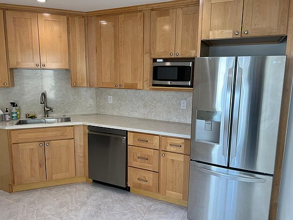 2nd image of 236 30th St APT 3