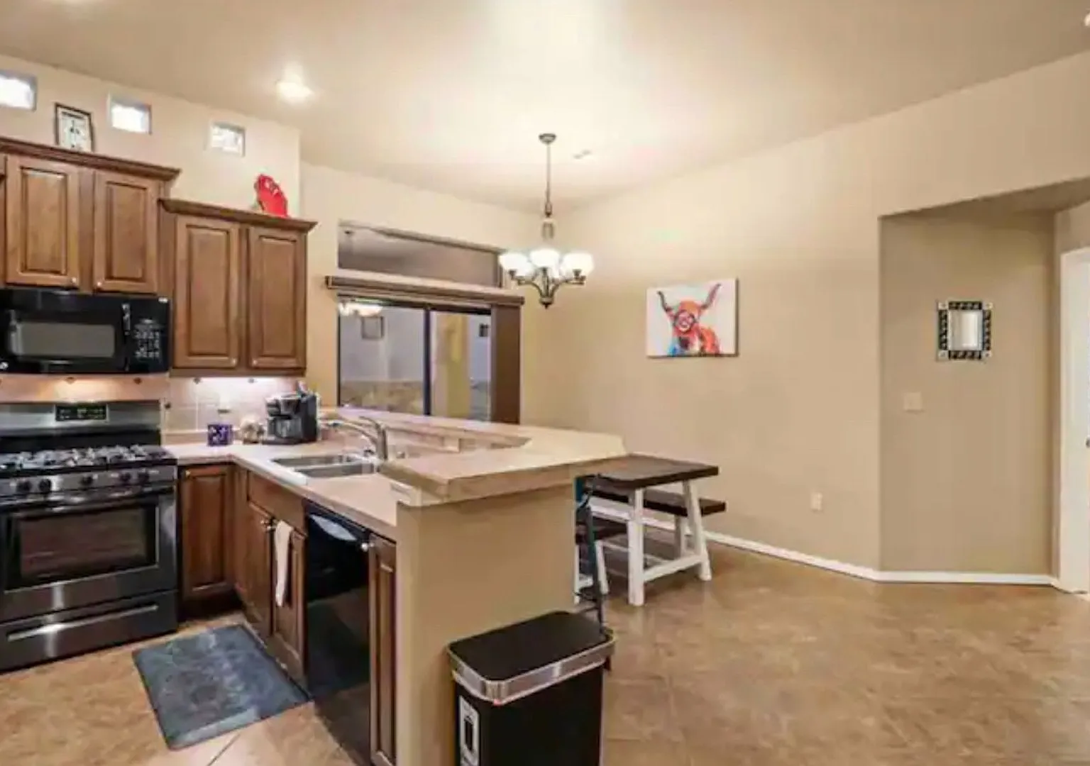 Nice Four Bedroom Home with 3 car garage in Elks Area — Photo 4
