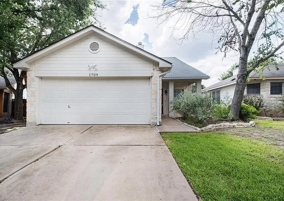 1709 Royal Ascot Dr S