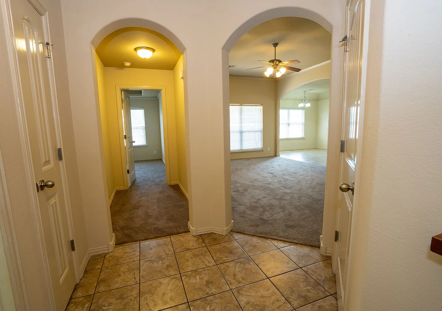 Stunning 3 Bed 2 Bath In Quiet Neighborhood — Photo 2