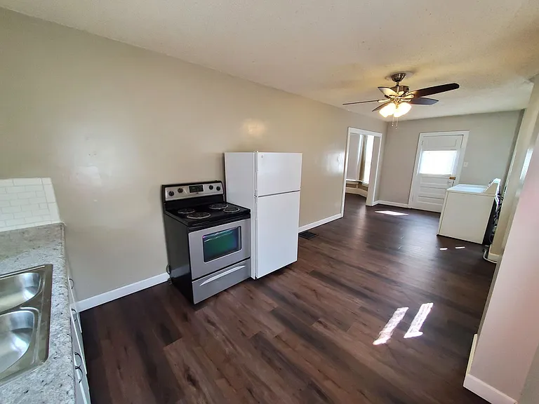 Remodeled 2 Bd with huge kitchen, dining room and living room — Photo 6