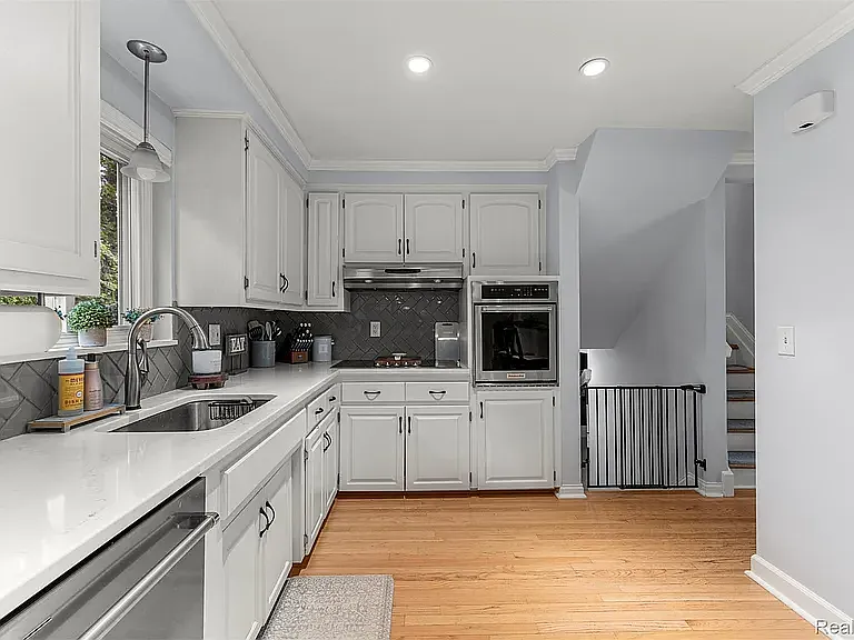 520 Byron St — Photo 13