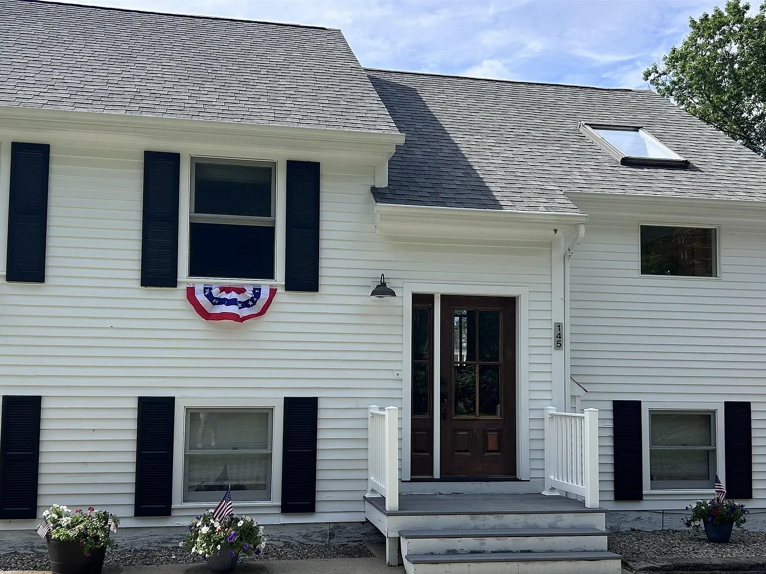 4 bed, 2.5 bath, 2803 sqft, $2,995 — Photo 2