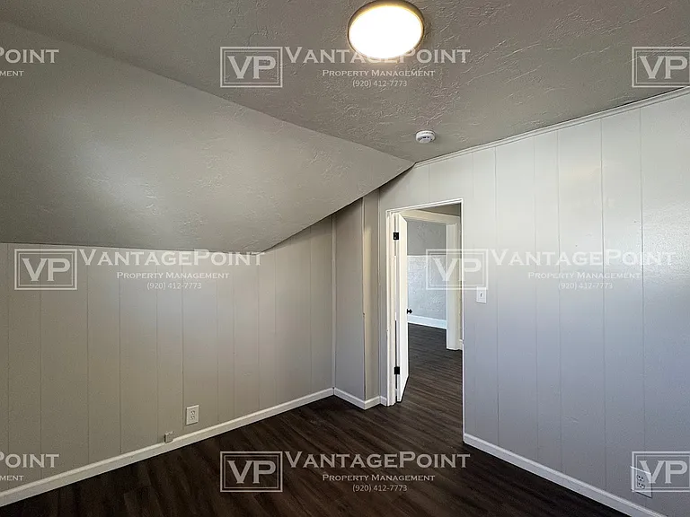 521 1/2 S Sawyer St — Photo 10