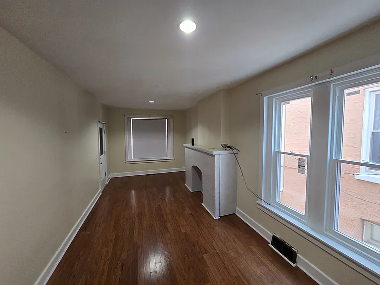 147 W Douglass St #1 — Photo 4