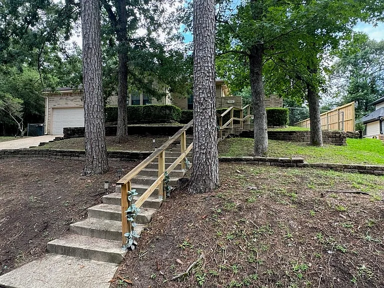2232 Azalea Cir — Photo 1