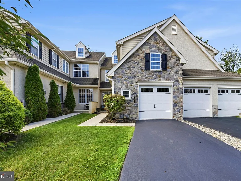 1221 Derry Ln — Photo 2