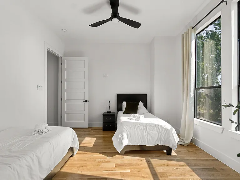 512 Avenue L — Photo 12