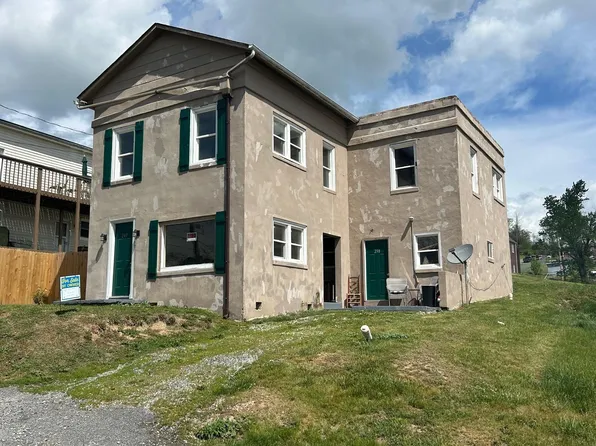 238 3rd St NW, Pulaski, VA 24301