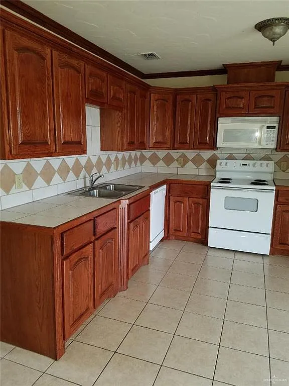 2 bed, 2.0 bath, 2706 sqft, $780 — Photo 4