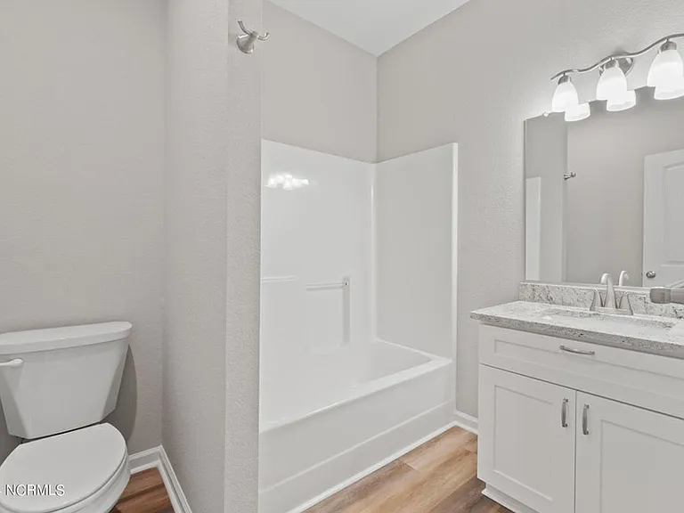 704 Harney St — Photo 9