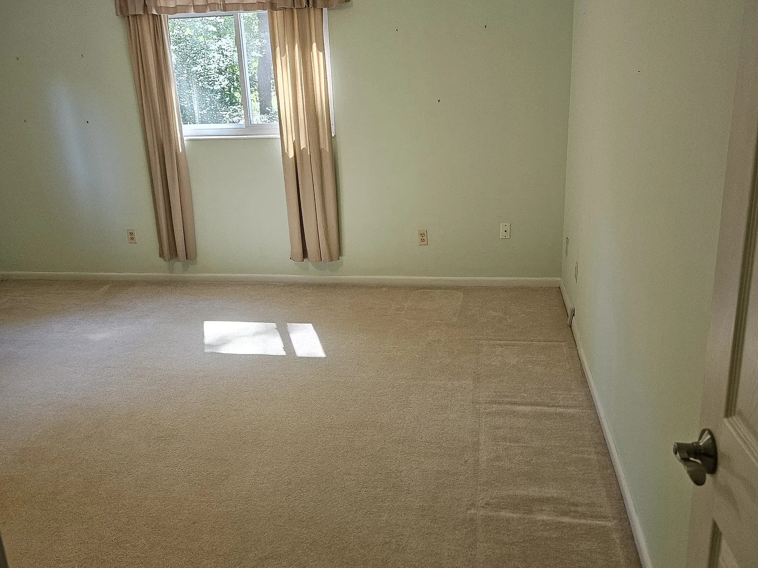 4 bed, 2528 sqft, $850 — Photo 2