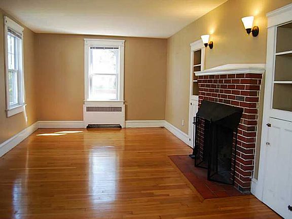 3rd image of 106 Hope St