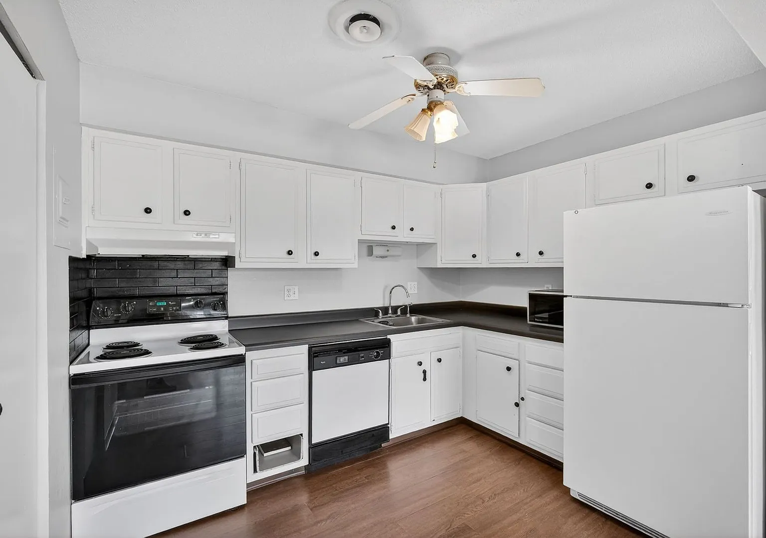 Beautifully Remodeled 2BR Apartment on Hickman Rd | Bright & Spacious in Merle Hay — Photo 1