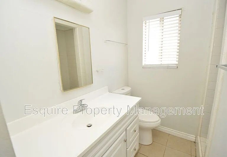 421 W 1st St #B — Photo 8