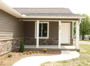 902 N 9th St, Neodesha, KS 66757