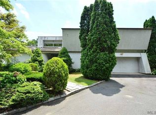 3 B Woodland Rd, Roslyn, NY 11576