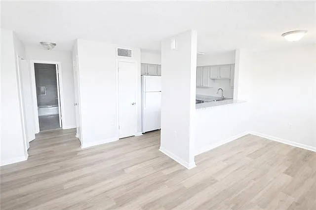Building Photo - 106 E 3rd St #23