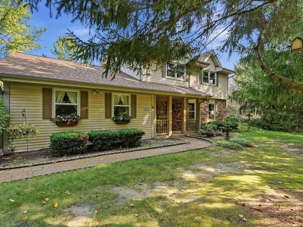 S69W32666 Westgate DRIVE, Mukwonago, WI 53149