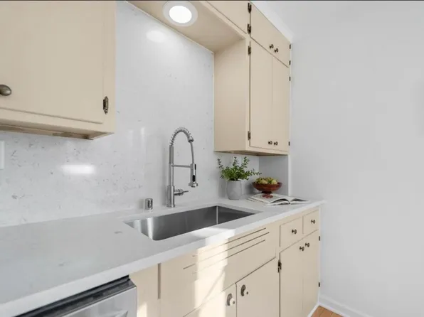 4706 N Hollywood Ave, Whitefish Bay, WI 53211