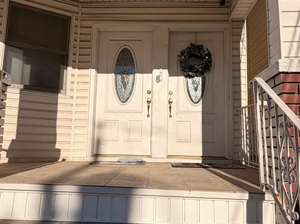 139 W 28th St #2, Bayonne, NJ 07002