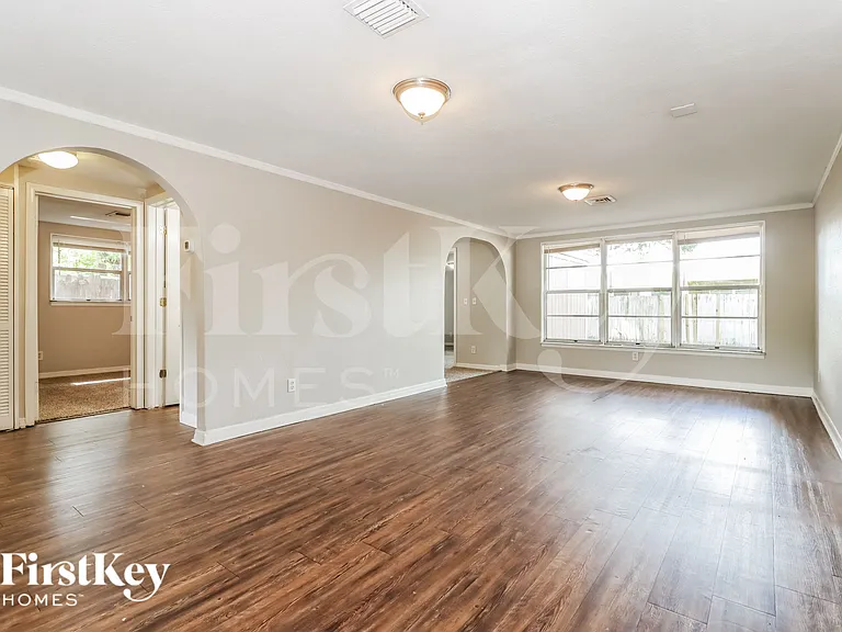 645 Lexington St — Photo 4