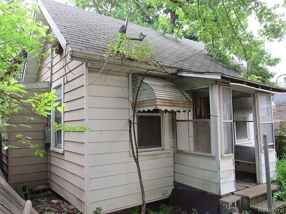 4th image of 15786 Parkside St
