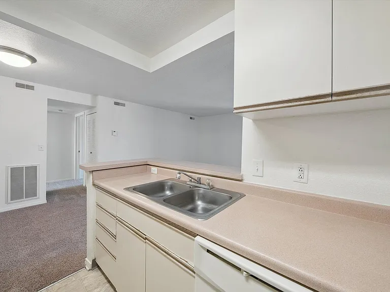 One Bedroom - 1 Bed / 1 Bath - 699 Sq.Ft.