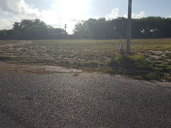 2nd image of 4103 Coconut Palm Dr