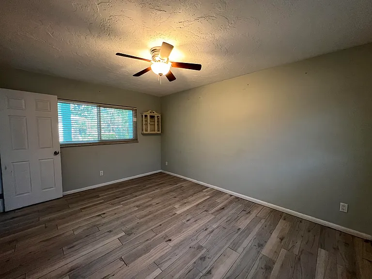 1927 Cypress Ave — Photo 15