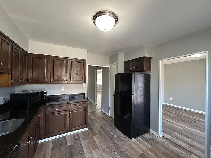 499 Berkshire Ct — Photo 3