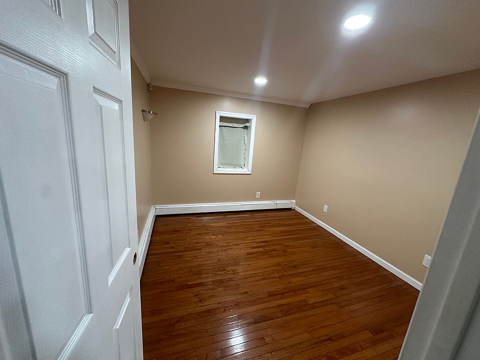 1st image of 271 W 21st St